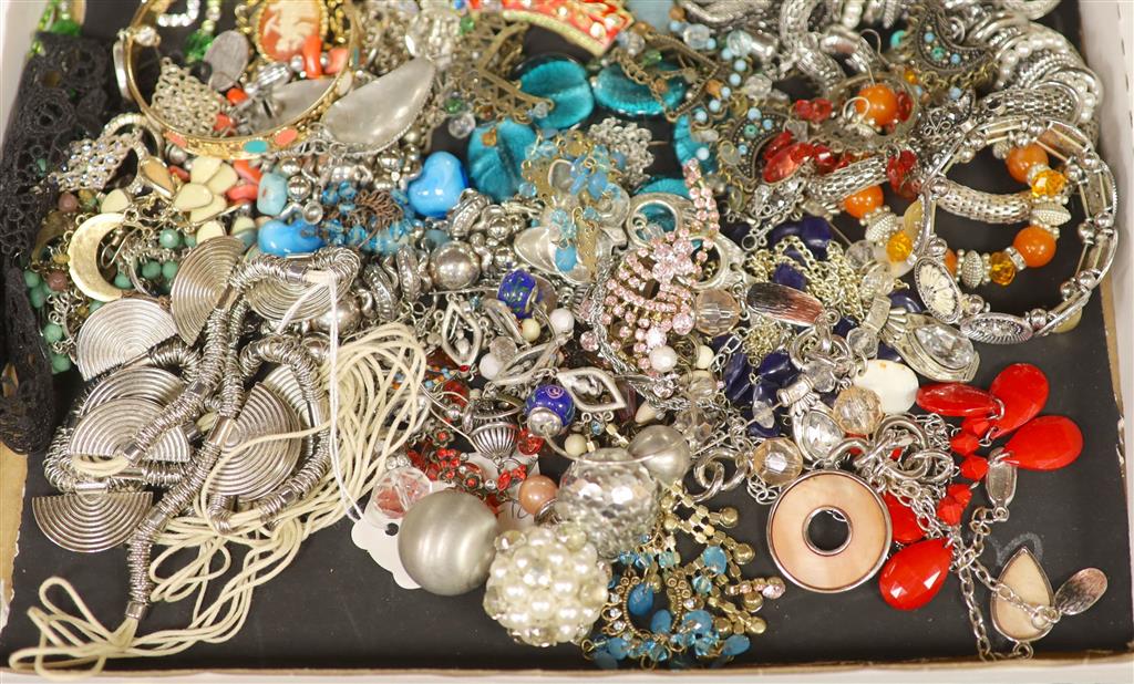 Assorted costume jewellery.